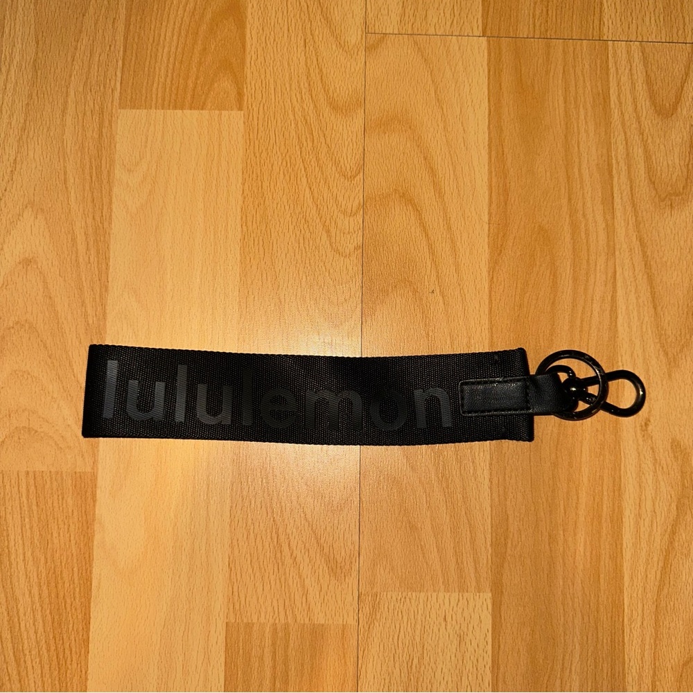 Lululemon neverlost keychain